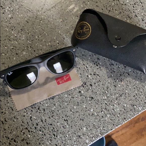 Ray-Ban sunglasses - Picture 3 of 3